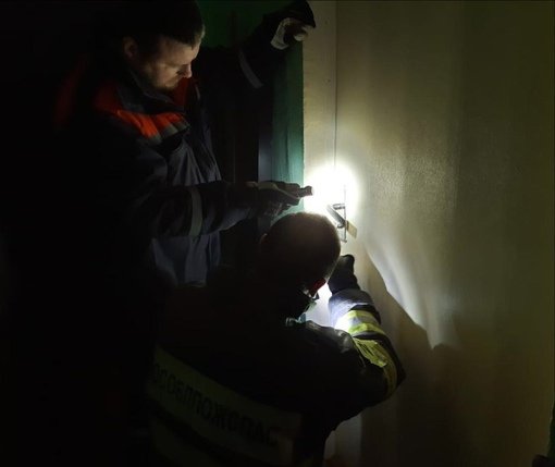 Вчера работники поисково-спасательного поста 233-й пожарно-спасательной части #Мособлпожспас освободили 3-летнего мальчика из запертой комнаты в общежитии коридорного типа
